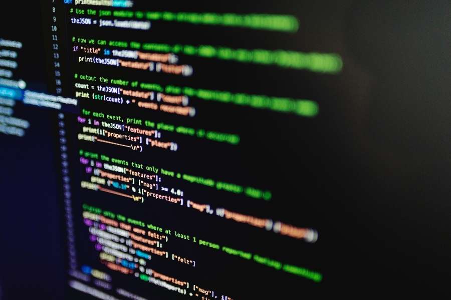 Lignes de code informatique en vert sur un écran d'ordinateur sombre, illustrant le fonctionnement technique d'un modèle de langage.